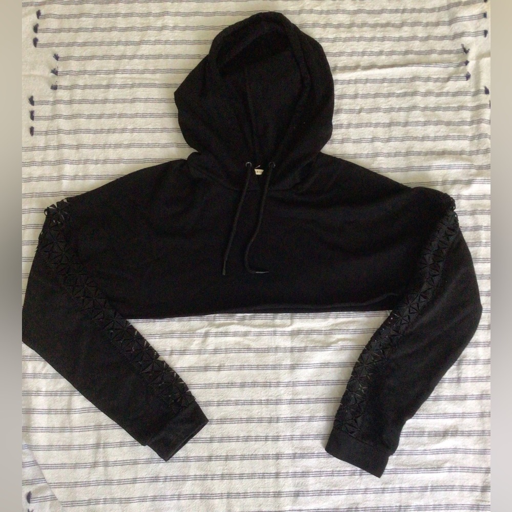 Black cropped Emma & Sam (LF stores) hoodie with embroidered sleeves SIZE Medium